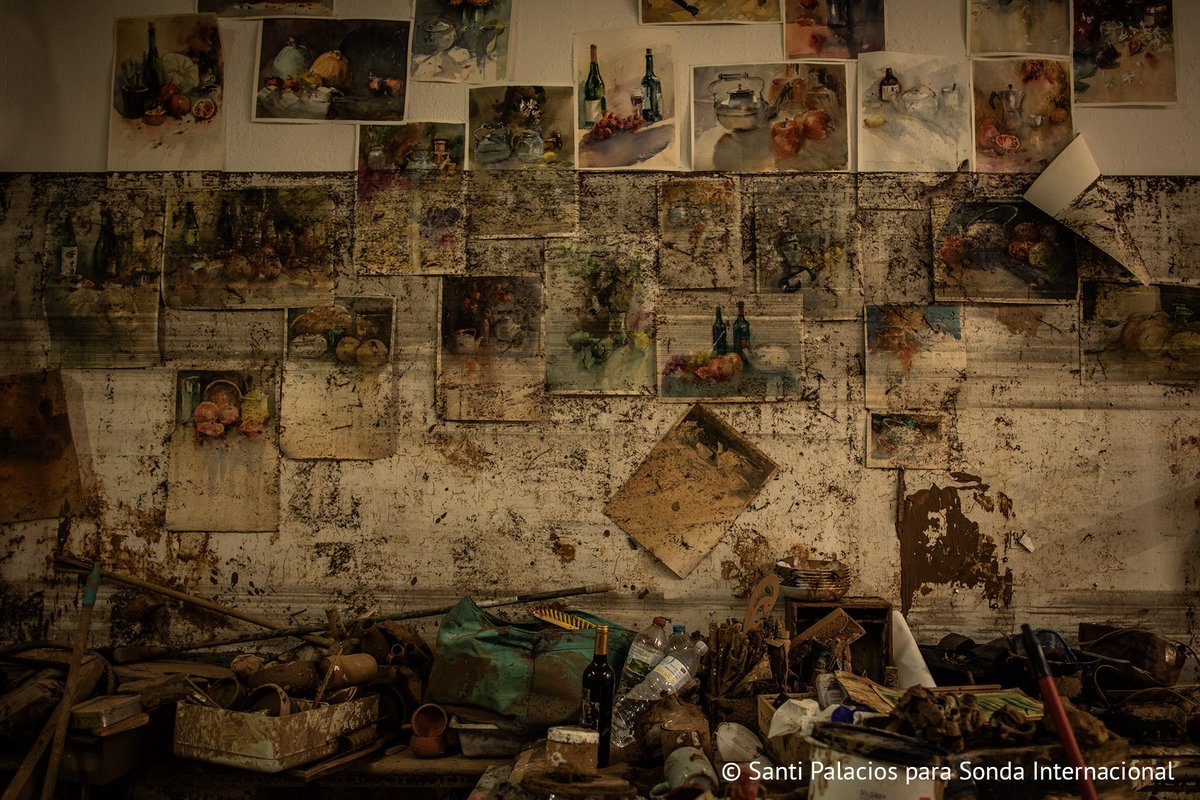 En el interior del taller de María Carmen Martínez y José Galarzo, en Paiporta, el agua alcanzó los tres metros de altura. En este espacio daban clases de cerámica, dibujo y pintura. Ahora está precintado.

📸 para <a href="/SondaInt/">Sonda Internacional</a>