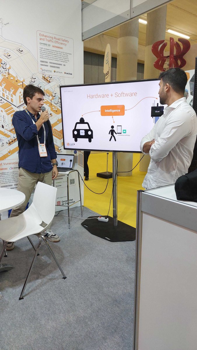i2CAT's tweet photo. @ApplusIDIADA @abertis_an @mintradigital 🚦 #ACISA and #V2X researcher Dani Ulied present how #V2X communications can prevent accidents better than conventional communications due to speed, simplicity and robustness, offering deployment options to make it available for everyone. #ACISA implements it in public transport https://t.co/7mpLKKhQGX