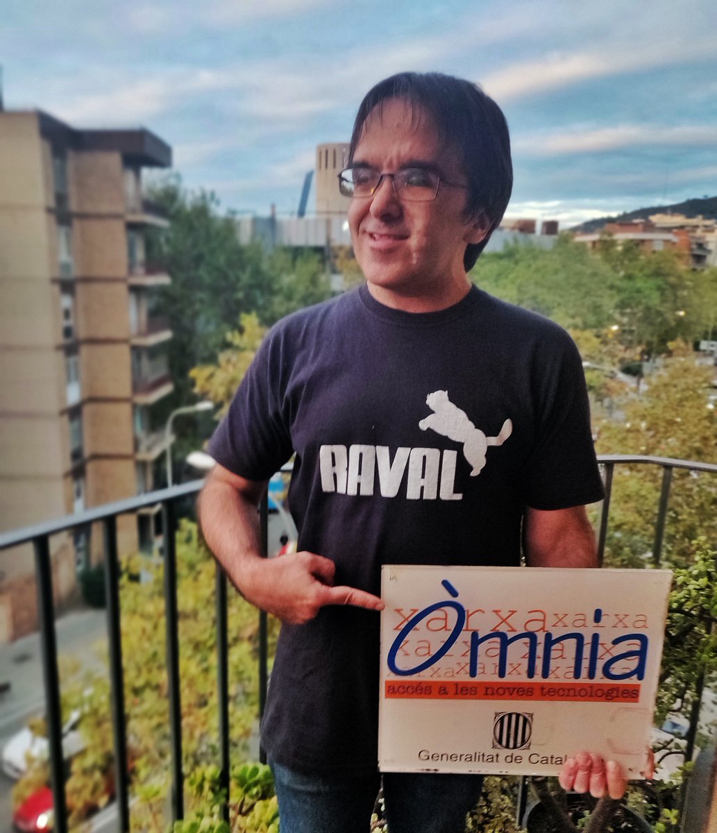 🗣️ "Òmnia és tot allò que passa als punts mentre alguns pensen que hi fem classes d’informàtica".

Entrevista a Marc Pasqual, dinamitzador del punt Òmnia <a href="/espaitecnologic/">Espai Tecnològic</a> del #Raval, a Barcelona, des del 2007.

#25AnysÒmnia #AccióComunitària

xarxaomnia.gencat.cat/noticies/marc-…