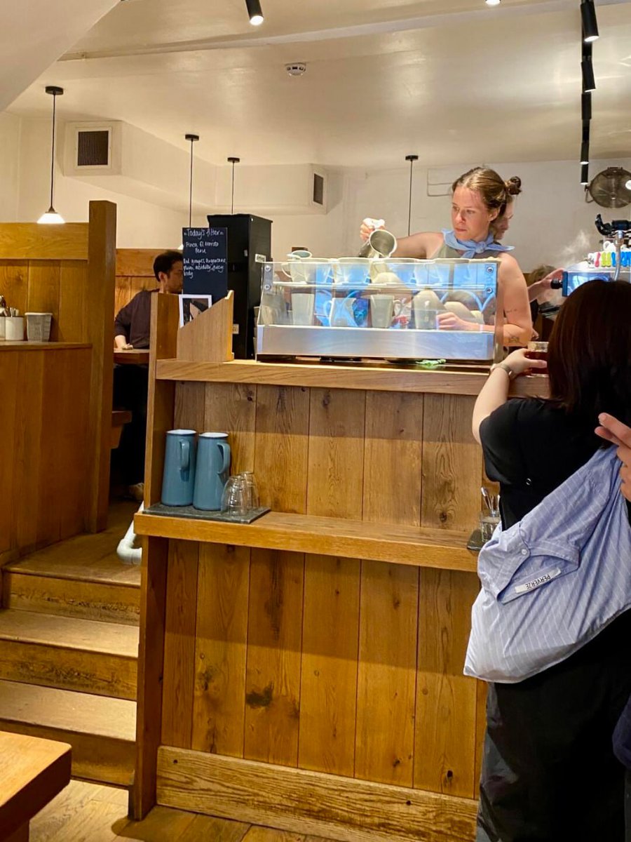 kiseffy's tweet image. I start my day with my favorite breakfast - tea and cake.☕️🥪☕️