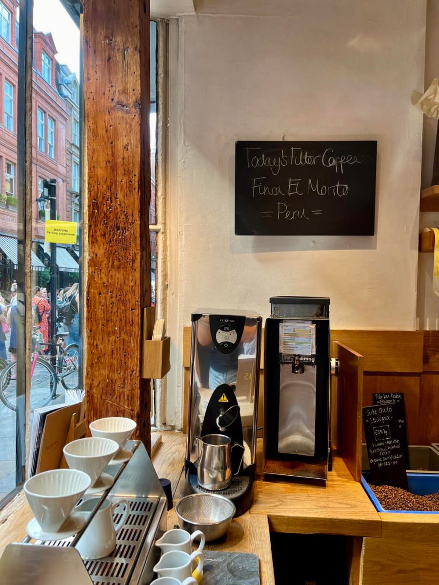 kiseffy's tweet image. I start my day with my favorite breakfast - tea and cake.☕️🥪☕️