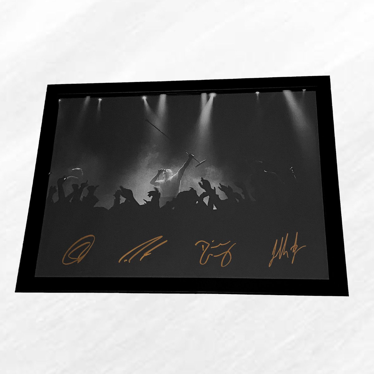 daclockworks's tweet image. ⚠️ Doctors Without Borders Print ⚠️

London - tomorrow at the merch stand, alongside our T-Shirts, Vinyl and CDs, we will be selling signed A3 copies of this beautiful photograph.