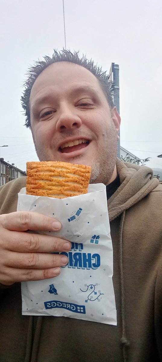 gowenmedia's tweet image. Happy @GreggsOfficial festive bake day to you all out there #greggs #festivebakes #FestiveSeason