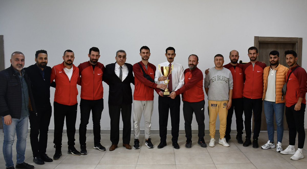 islahiyekymkmlk's tweet photo. 🇹🇷2️⃣🏆İslahiye Kaymakamlığı Voleybol Takımı Türkiye İkincisi  Oldu.

Kamu Oyunları Voleybol Turnuvasında;

🏐🥇Önce Gaziantep şampiyonu⬇️

🏐🥇Sonra Diyarbakır’da bölge şampiyonu⬇️

👏🏆Ankara’da ise TÜRKİYE ikincisi olarak büyük bir başarıya imza atan takımımızı tebrik ediyoruz.
@kemalcebervali 
@mehmetsoylu2023