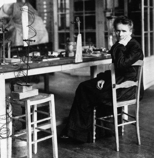 Piechocinski's tweet photo. 7 listopada 1911 r. – Nobel dla Marii Skłodowskiej-Curie. 
 
Pierwszej Polki nagrodzonej Noblem.
Pierwszej kobiety z Noblem w dziedzinie chemii.
Pierwszej osoby uhonorowanej Noblem dwa razy, i to w różnych dziedzinach.
Pierwszej kobiety-profesor na Sorbonie.
 
Skłodowska-Curie była też jedną z pierwszych kobiet z prawem jazdy na samochód ciężarowy.
Potrzebowała tego, żeby w polowych warunkach podczas wojny robić zdjęcia RTG żołnierzom. Ruchoma stacja rentgenowska była właśnie w ciężarówce. Możliwość robienia prześwietlenia uratowała wtedy wielu żołnierzy.
 
Przekonała rząd Francji do zbudowania Instytutu Radowego, który zajmował się badaniami nad promieniotwórczością oraz leczeniem nowotworów. Pierwszy gram radu do Instytutu kupiła z pieniędzy ze zbiórek wśród polonii amerykańskiej. Potem w czasie wojny osobiście strzegła zapasów surowca.