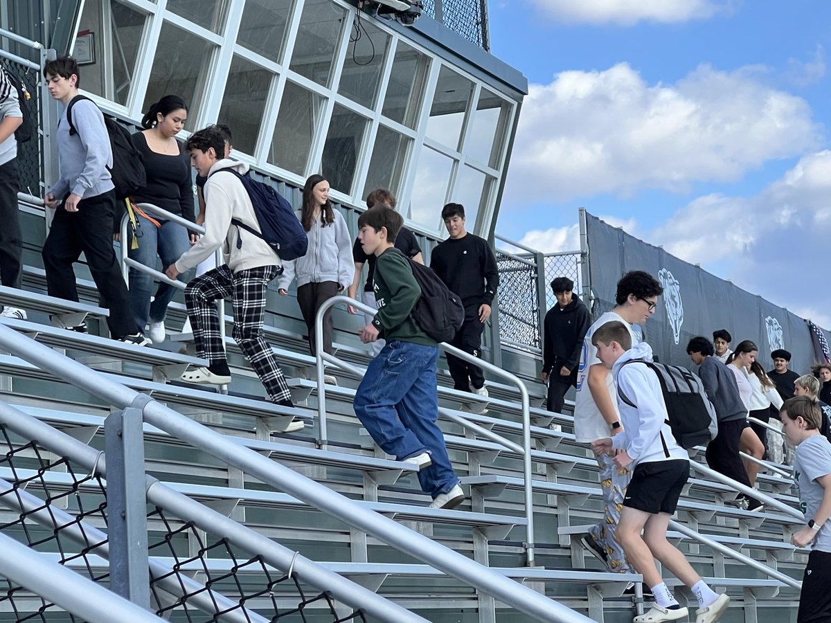 BCSD_Athletics's tweet image. Our BHS health and physical education classes participating in ‘Steps for Vets’. #stepsforvets