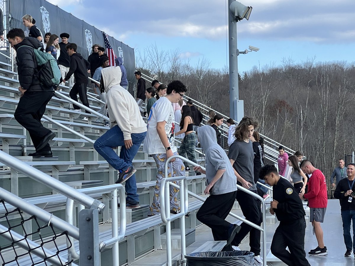 BCSD_Athletics's tweet image. Our BHS health and physical education classes participating in ‘Steps for Vets’. #stepsforvets