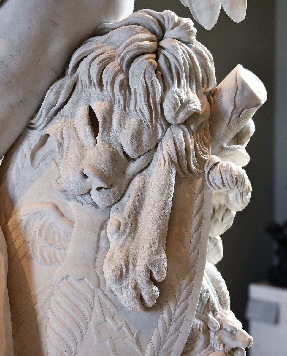 MuseeLouvre's tweet image. 🇫🇷 Aujourd’hui, intéressons-nous à cette sculpture de Bouchardon. 🔍
-
🏹 L'Amour, déjà adolescent, a dérobé les armes de Mars et la massue d'Hercule. Fier d'avoir désarmé ces deux divinités redoutables, il rit malignement et se taille un arc dans la massue, dont il éprouve…