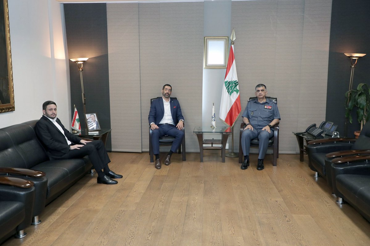 EliasHankach's tweet photo. إجتمعت مع المدير العام لقوى الأمن الداخلي اللواء عماد عثمان وطلبت منه تأمين الحراسة لمراكز الإيواء للحد من الإشكالات المترافقة مع النزوح لاسيما في المتن وإستجاب لطلب تسيير دوريات لضبط الأمن خاصة على طريق المتن السريع كما ناقشت معه أوضاع المديرية وضرورة دعمها لتتمكن من تأدية دورها https://t.co/tYTjVcB6rv