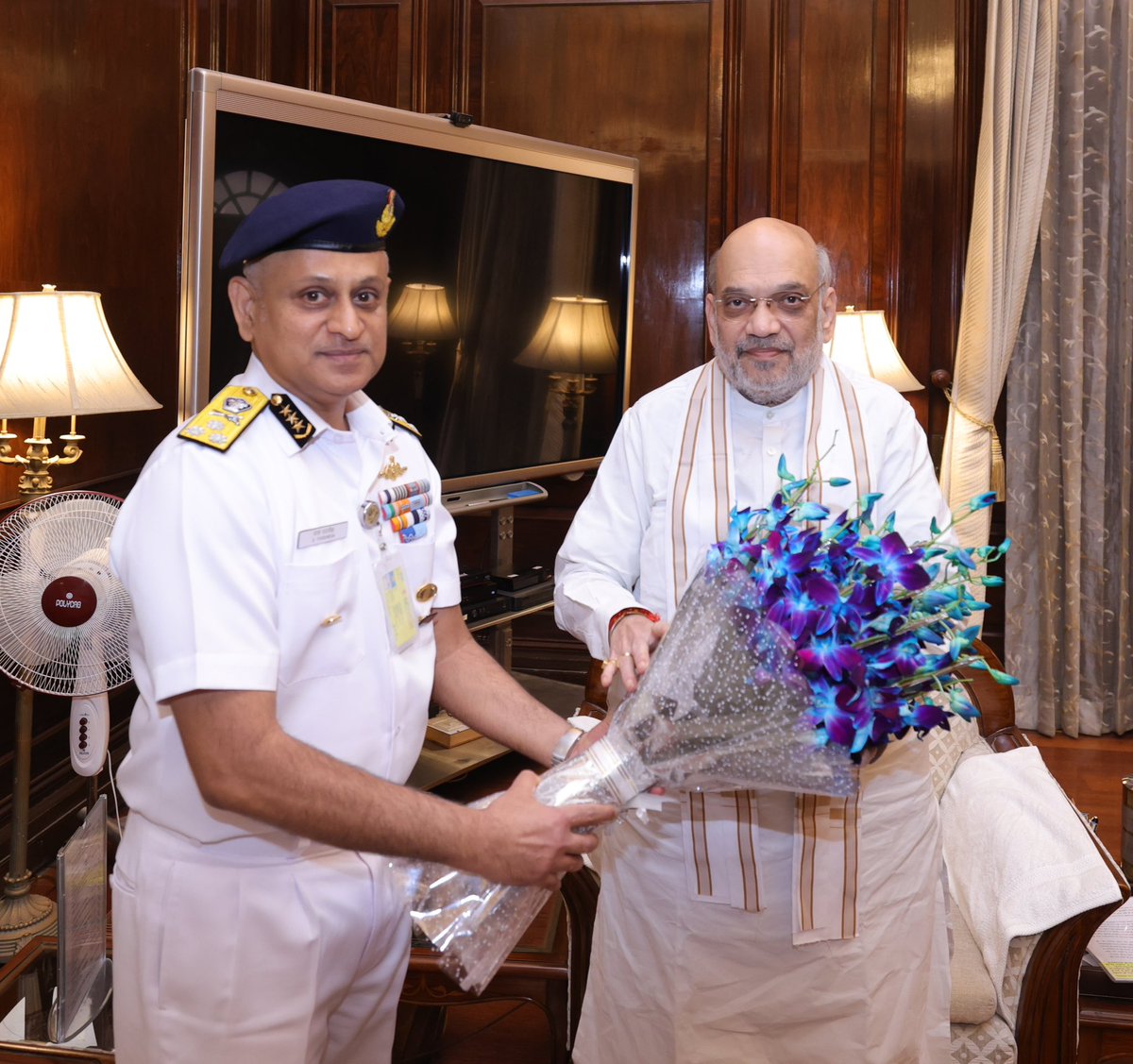 Director General S Paramesh, PTM, TM #DGICG called on Shri Amit Shah, Minister of Home Affairs. Their discussion centered around #ICG vital role in protecting national maritime zones, law enforcement at sea, pollution response and SAR operations. The meeting also emphasized on