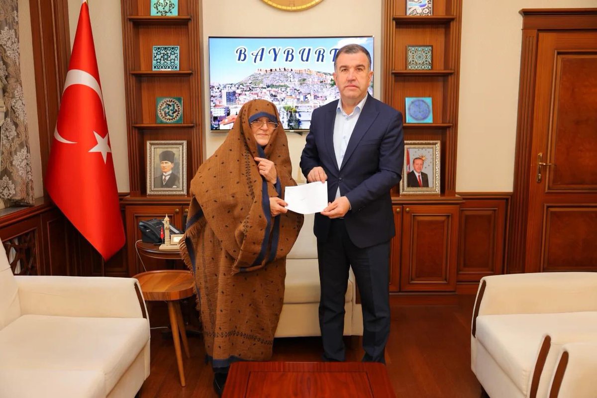 Elleri öpülesi #Bayburt Anası🌸

Umre ziyareti için biriktirdiği parayı TSK Güçlendirme Vakfı’na bağışlayan N.K. teyzemizi Valiliğimizde ağırladık.

Vatan sevgisiyle dolu olan ve Kahraman askerlerimize bütün birikimini bağışlayan kıymetli Annemizin ellerinden öpüyorum.🇹🇷