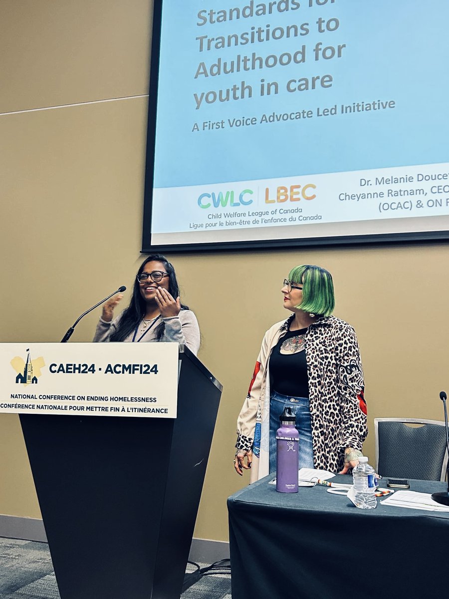 Membres du Conseil national <a href="/MelanieMDoucet/">Dr. Melanie M. Doucet</a> &amp; <a href="/CheyRatnam/">Cheyanne Ratnam | She/Her</a> ont présenté les Normes équitables lors d'une session à pleine capacité à la conférence <a href="/CAEHomelessness/">CAEH</a> 2024 à Ottawa le 30 octobre ! 👏 

#SoutenirJeunesPlacés #StandWithYouthInCare #dpj  #itinérance
