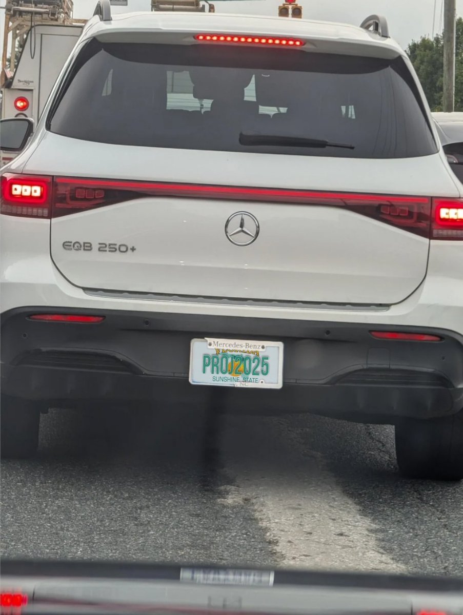 MBrassenstein's tweet photo. I just took this on S. Ocean Blvd. in Palm Beach. 

He was turning left into Mar-a-Lago.

Are we paying attention yet? https://t.co/End5x7CvGa