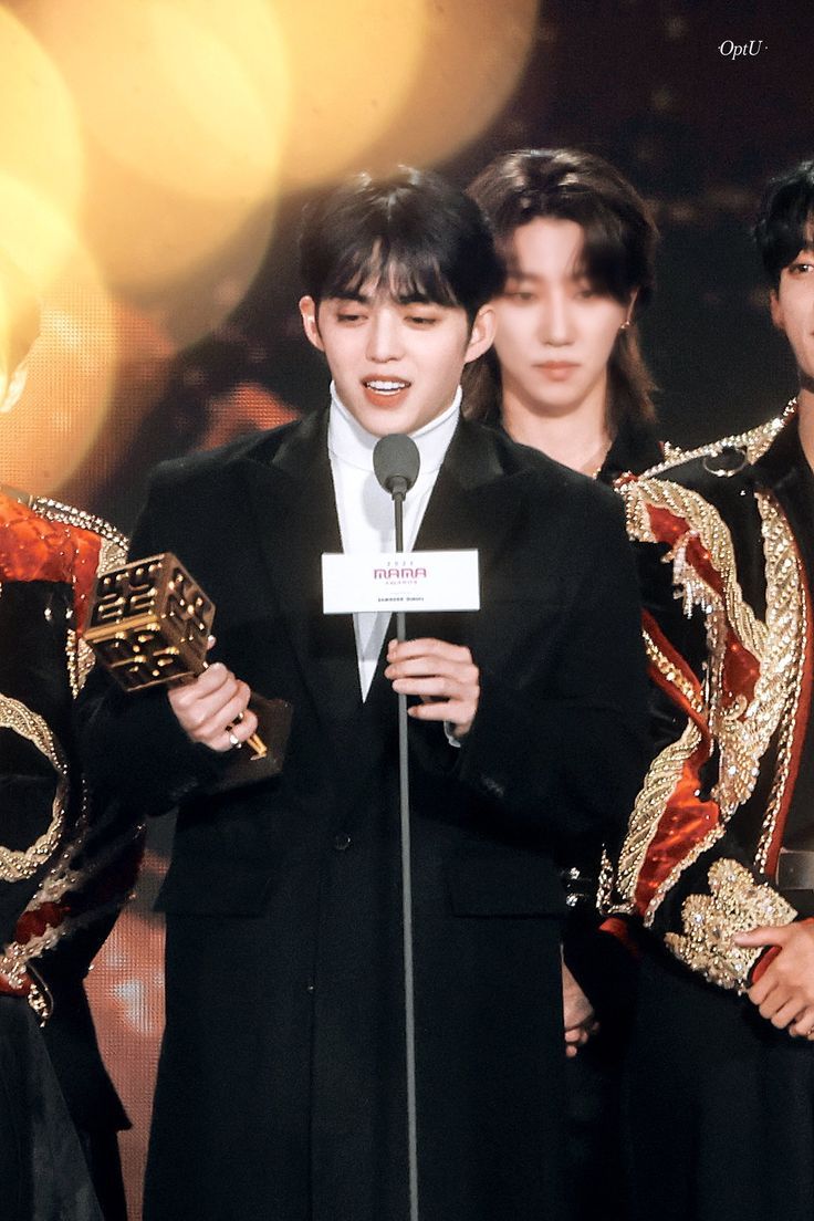 #2024MAMAVOTE📷 #seventeen 

우와 RT 몇 번에
수상소감하는 세븐틴 목소리도 듣고
빛나는 용안도 한번 더 보고
럭키비키잖아🍀🍀