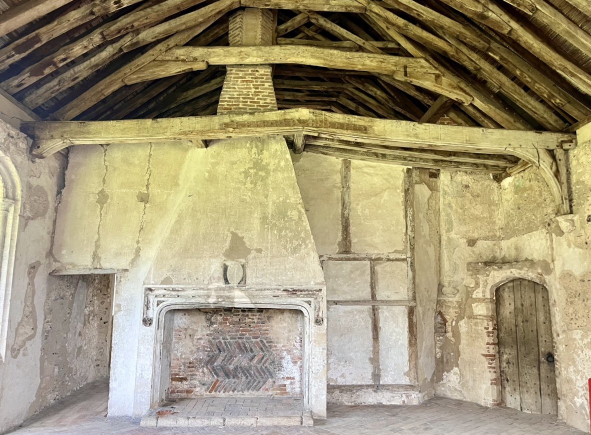 The atmospheric Prior’s Lodgings, Castle Acre Priory, Norfolk 🥰
Despite the bare space and plain look now, this was once a relatively opulent room…and there are still traces of coloured paint on the fireplace and decoration on the timbers (see photos in comment below)🤩