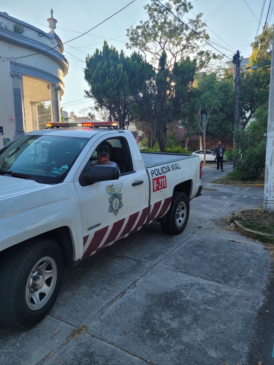 BitacoraPol's tweet photo. Atención @JaliscoVial @GobiernoJalisco @ContraloriaJal Esta oficial ya agarro su “negocito” por su cuenta. A lo largo de Av Hidalgo “opera” para detener a los automovilistas con el pretexto de que invaden el carril: “Mordida” o multa de 16 mil?, es la propuesta.

@Trafico_ZMG https://t.co/w3MwV74I7Z