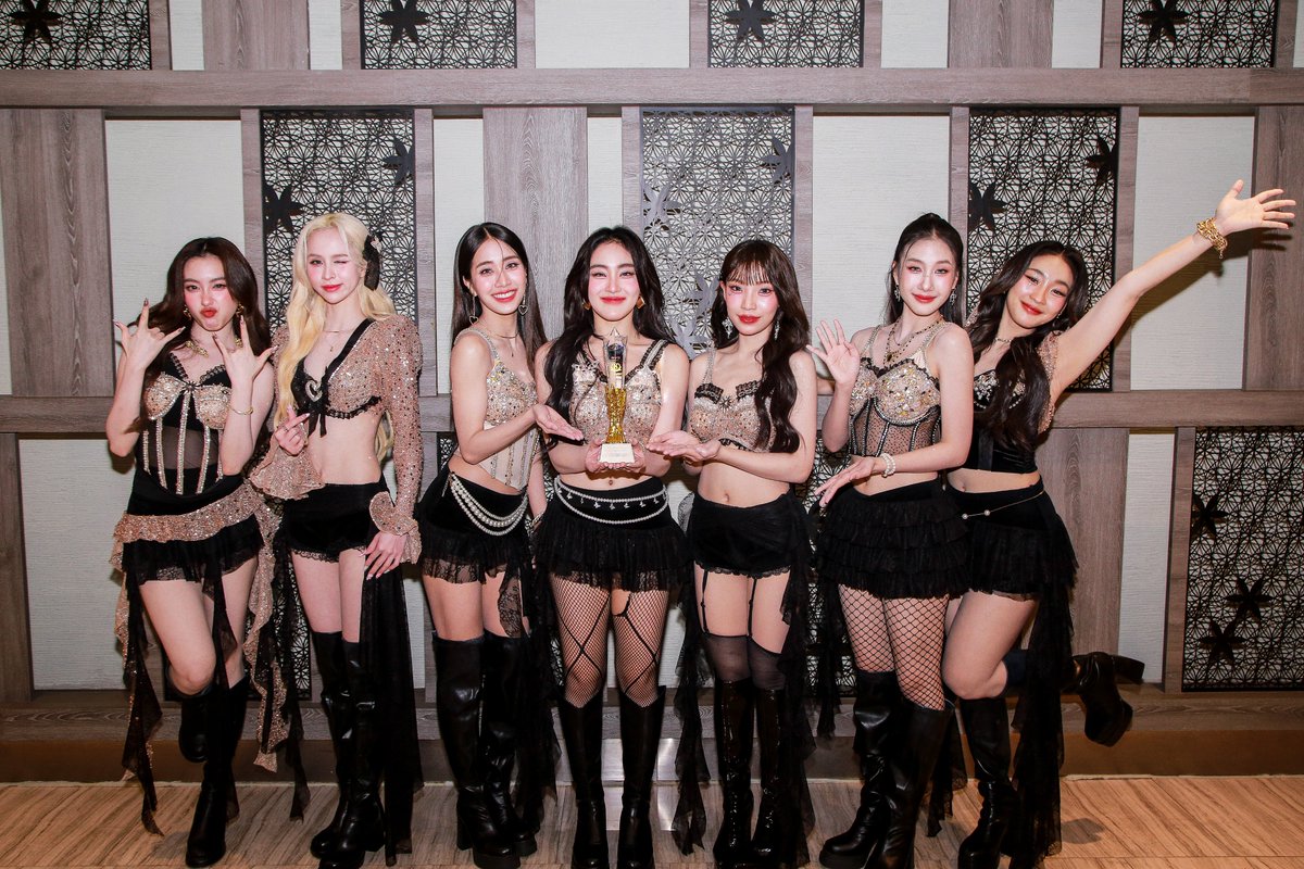4eveOfficial's tweet photo. ขอบคุณทาง 2024 Thailand Headlines Person of the Year Awards ที่ให้พวกเรา 4EVE ได้มาร่วมงานพิธีมอบรางวัลในวันนี้ด้วยนะคะ 😍

และที่สำคัญต้องขอขอบคุณสำหรับรางวัล “The Most Popular Thai Girl Group Among Chinese Award” 🩷
 4EVE รู้สึกเป็นเกียรติมาก ๆ ที่ได้รับรางวัลนี้ค่ะ ✨🔥

📍 IMPACT Forum Hall 4 เมืองทองธานี

4EVE x Thailand Headline 
#Thaiheadline2024x4EVE 
#2024thailandheadlines 
#泰国年度风云���物 
#4EVE