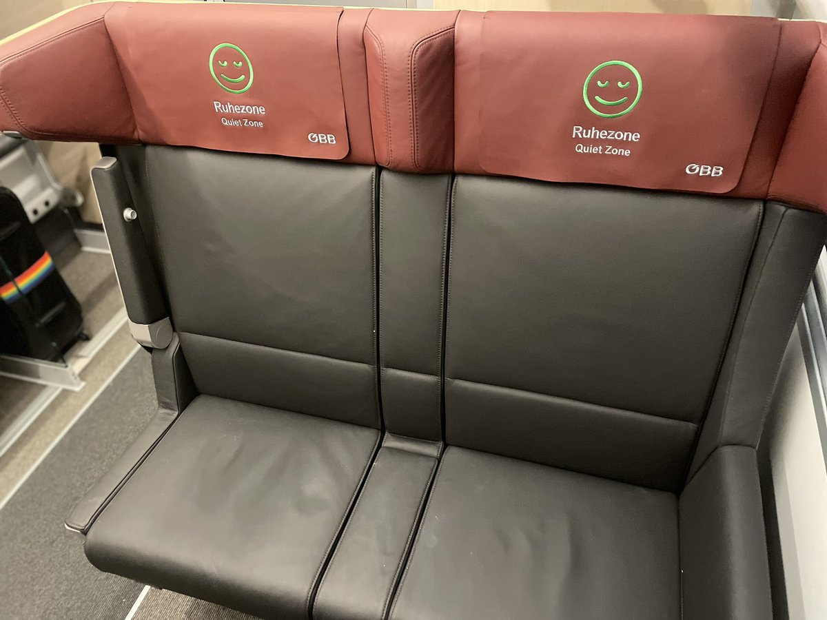 alpen_wetter's tweet photo. Ein #Railjet mit Neuwagengeruch 😅 ich bin maximal begeistert von diesem #RJ89 von München nach Verona. Schade, dass ich in Innsbruck schon raus muss.
🚅WLAN Ladestation an allen Plätzen
🚅 Perfekter Abstand zum Klapptisch
🚅 Bequeme Sitze und bester Komfort
Danke @unsereOEBB https://t.co/grObWZeYiS