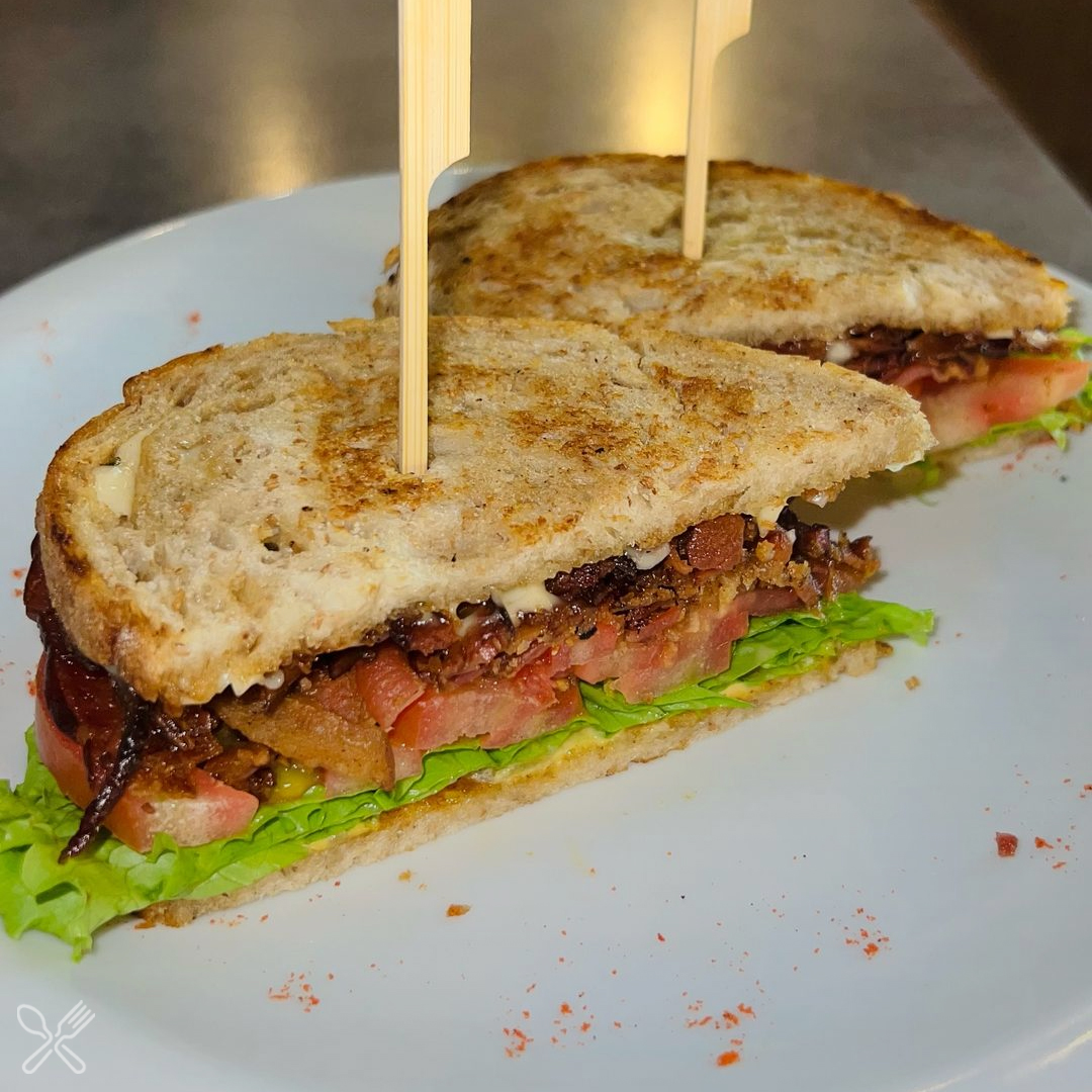 ¿Ya conoces el 𝐒𝐚𝐧𝐝𝐰𝐢𝐜𝐡 𝐁𝐋𝐓?
Panceta crocante, lechuga, tomate con mayonesa casera y salsa de la casa. Servido en pan de campo.

Encontralo en @Bolsi.

Reserva con RESTÓ 📲 resto.com.py