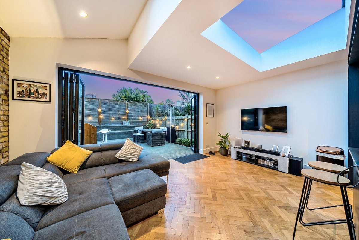 Autumn sunset showing off in Battersea🌆

📍Battersea, SW11
🏡3 bedrooms
🌳Private garden
✨Open plan living
🚉Great transport links
💷 £900,000

See the full listing:bit.ly/3Aye4w3

#kfhproperty #london #battersea #SW11  #claphamjuction #stjohnshill #propertyforsale