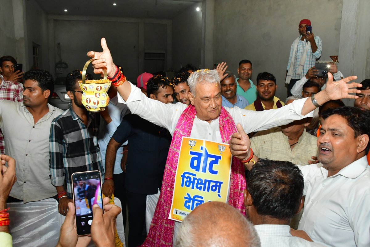 MukeshKirodi's tweet photo. यह राजस्थान के ऐसे नेता है जिनका हर तरीका अनोखा है।
जनता की समस्या का समाधान करना।
बेरोजगारों के लिए लड़ना।
किसानों के लिए संघर्ष करना।
पीड़ितों पिछडो दलितों शोषितों की आवाज बुलंद करना।
अब वोट मांगने का तरीका भी अनोखा है,डॉ साहब यह जनता आपकी हे....
@DrKirodilalBJP @BJP4Rajasthan https://t.co/qT238nKrXM