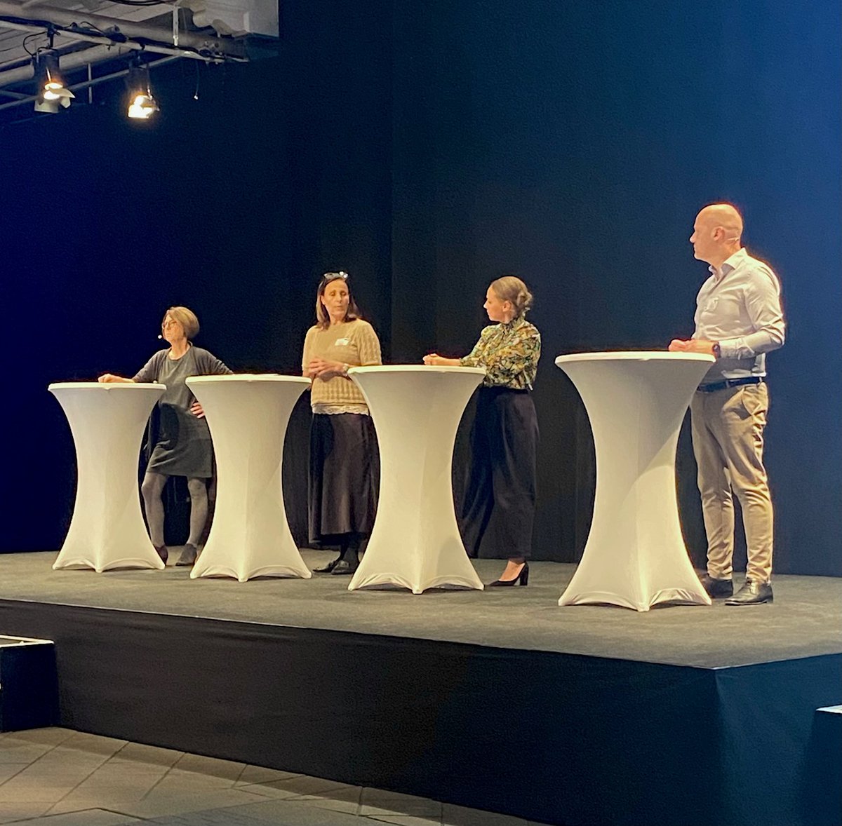 "Hvis vi er for få og for langt væk, søger folk ikke hjælp i tide. Så ender for mange på sygehuset. 
Derfor skal vi have flere praktiserende speciallæger og <a href="/Plolaeger/">PLO</a> til at styrke det nære sundhedsvæsen," siger <a href="/AnnMourier/">Ann-Louise Reventlow-Mourier</a> på #SundhedForAlle2024 #sundpol