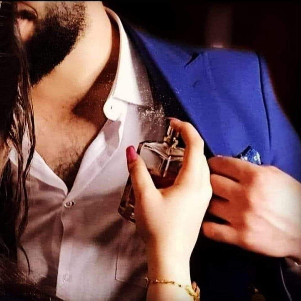 من طبع العطر تشتمه كل الناس
بس عطرك غريب امدوخ انفاسي
ناس اتحط عطر ساعه زمان ايروح
وانته  سنين عطرك نايم أبراسي
💕💕 العامري 💕💕