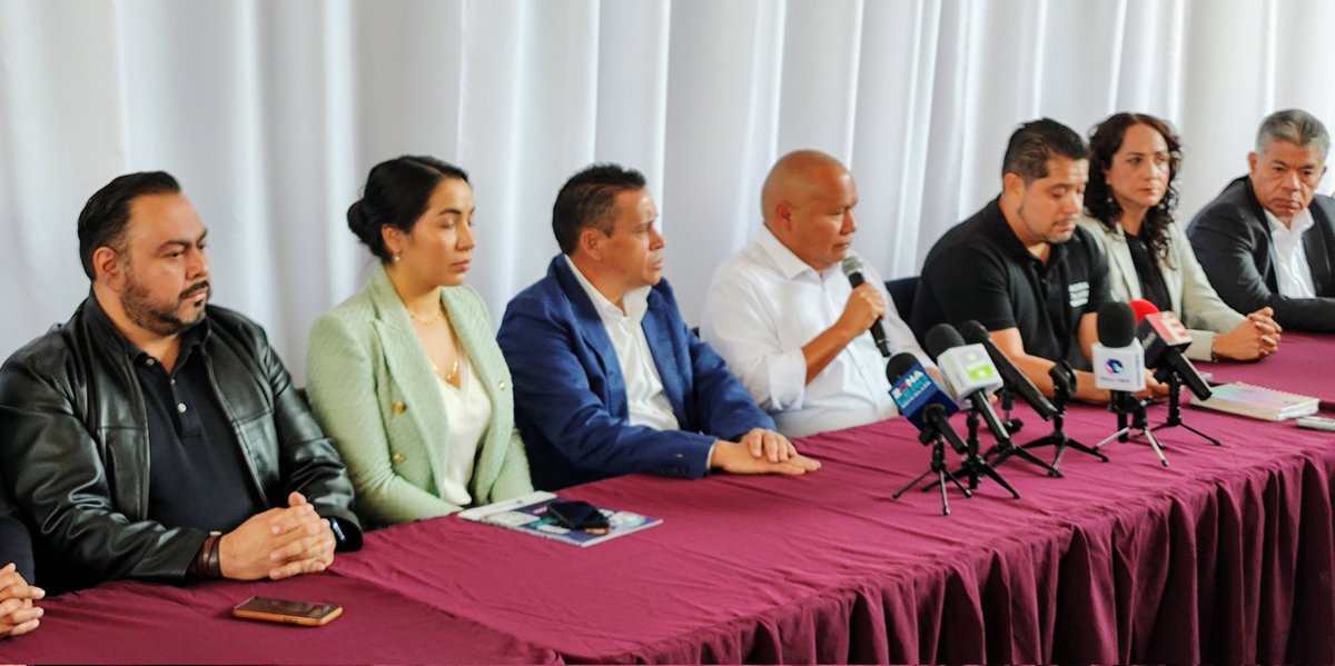 foro1025's tweet photo. El alcalde electo de Tlalnepantla @RacielPerezC_ se reúne con medios de comunicación para señalar que nuevamente el Tribunal Electoral del Estado de México, validó la elección que otorgó el triunfo de Raciel y los integrantes de su cuerpo edilicio "Una gran mayoría me apoyo". https://t.co/6XUZTbIIEg