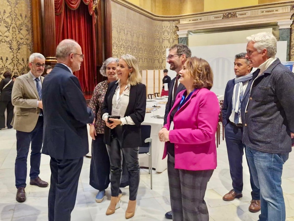 NadiaPellefigue's tweet photo. En #G3 de l'@Euroregion avec mes homologues de #Catalogne et #Baléares.
🤝Nous affirmons les points importants de nos axes de travail et de la déclaration commune des 20 ans de l'#Euroregion Pyrénées-Méditerranée, comme la prévention des crises climatiques, toujours plus brutales.