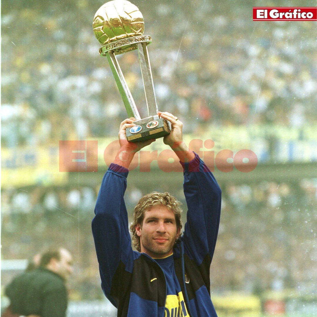 elgraficoweb's tweet photo. 🔙 El 7 de noviembre de 1973 nació en La Plata el optimista del gol, el Loco, el Titán: Martín Palermo.

🔴⚪ Surgido de las inferiores de Estudiantes, su nombre se hizo gigante en 🔵🟡 Boca, club con el que conquistó 14 títulos en diez años.

⚽ Es el máximo goleador histórico del Xeneize con 236 tantos.

🇦🇷 Con la Selección Argentina jugó 15 partidos y marcó 9 goles: dos de ellos son parte de la historia: ante 🇵🇪 Perú el 10 de octubre de 2009 y contra 🇬🇷 Grecia el 22 de junio de 2010 por el Mundial de 🇿🇦 Sudáfrica.

🎂 ¡Feliz cumpleaños, Loco! 

📷 Archivo El Gráfico