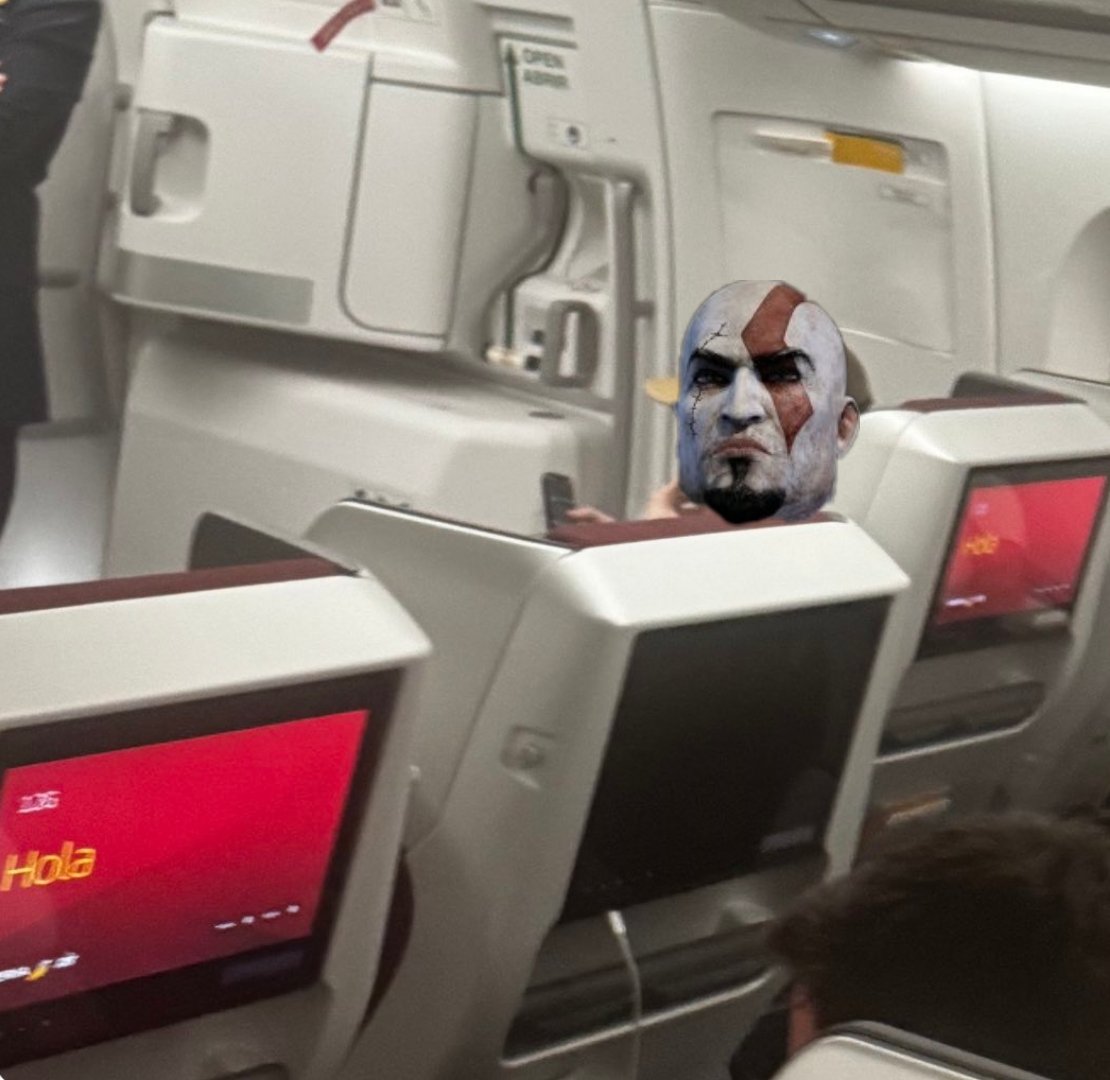 therealbuni's tweet photo. Lo último que me faltaba, coincidir en el monte olimpo con el pelotudo de kratos // vos sos zeus el dios del trueno ?? https://t.co/pBtMFkLikx