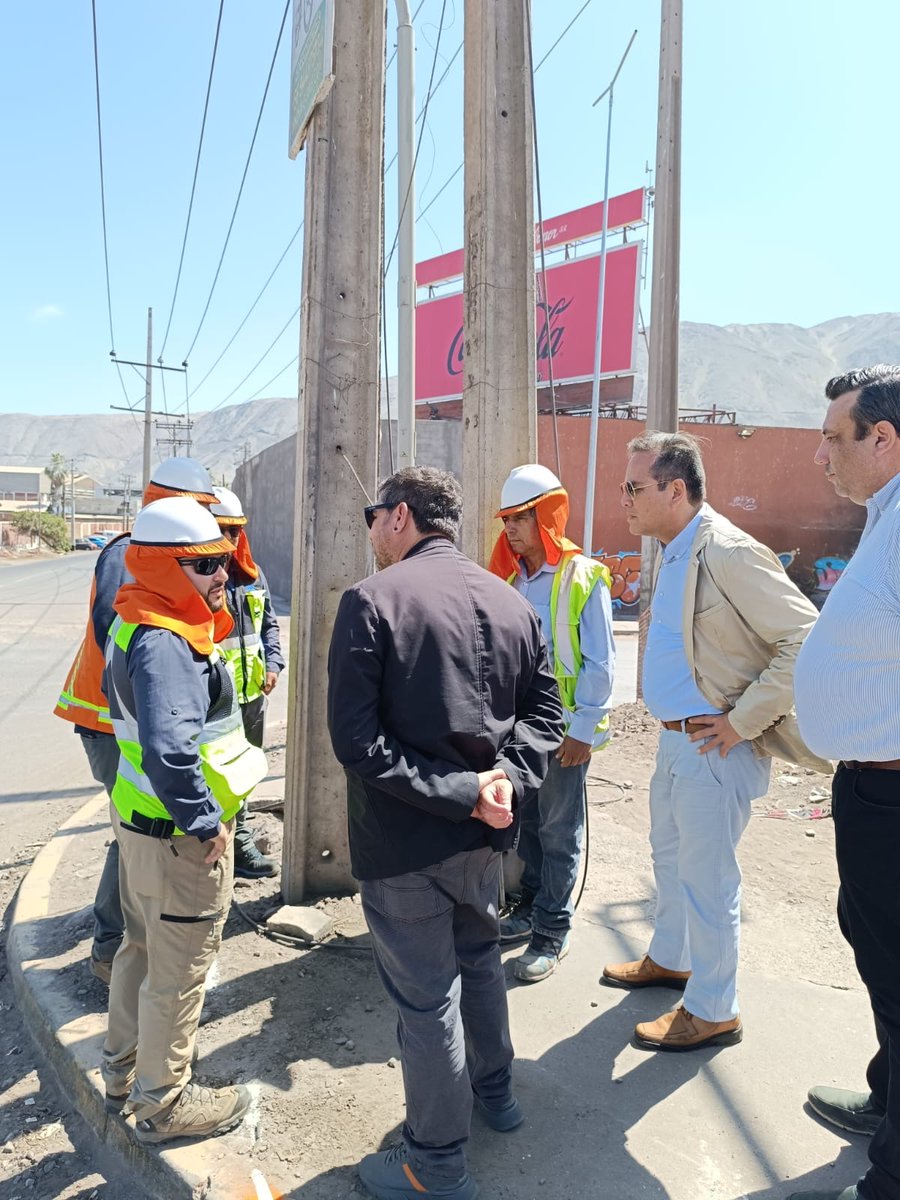 Zofri_SA's tweet photo. Hoy nuestro Presidente, Gerente General (I) y Gerente de Operaciones, junto a los Seremis de #Transporte  y #Minvu,  visitaron las obras del Par Vial #ZOFRI, para visualizar los avances del proyecto donde se están mejorando los accesos a la Zona Franca.  🤝 https://t.co/KJBUZ9kMRO