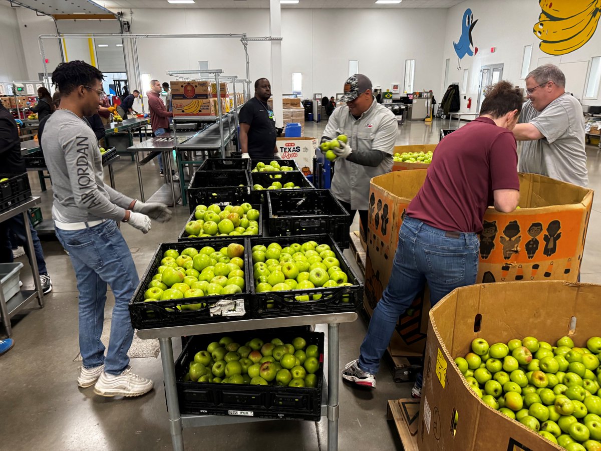 Texas_RE_Inc's tweet photo. Texas RE staff had a great time volunteering at the @CTXFoodBank yesterday. More importantly, they helped bag 8,000 pounds of apples which will provide 7,400 meals for Austin-area neighbors in need. https://t.co/EmXPZMTiTg