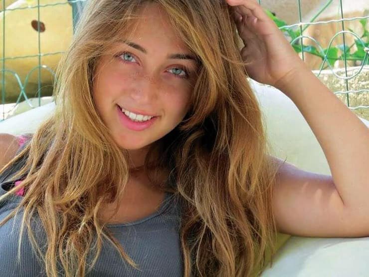 בר תומר ז״ל 🖤
עין שמר, בת 25 במותה

בר נולדה בג' באייר תשנ"ח (28.04.1998) בקיבוץ עין שמר, בת לאייל ונילי תומר, אחות לאביב ומורן, נכדה למיכאל וליזי דורצבכר ממושב הבונים, ולשלומית ויורם תומר מעין שמר. נינה לרומה ואלימלך שטרקמן, ממייסדי עין שמר.

בר הייתה ילדת זקונים, שעם היוולדה