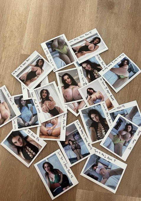 Ready to send out some surprise gifts… ?️

Subscribe to get your hands on my naughty Polaroids ✨?

https://t