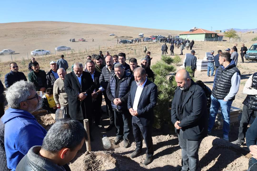 SENDİKAMIZIN ACILI GÜNÜ 
İstanbul 3 Nolu Şube Başkanımız Hüseyin İPEK' in cenazesi 07.11.2024 tarihinde  Çorum / Bayat ilçesi Eskiallibey köyü mezarlığına defin yapılmıştır.  
Merhuma Cenab-ı Allah'tan rahmet diler, yakınlarına ve Öz Güven Sen teşkilatımıza başsağlığı dileriz.