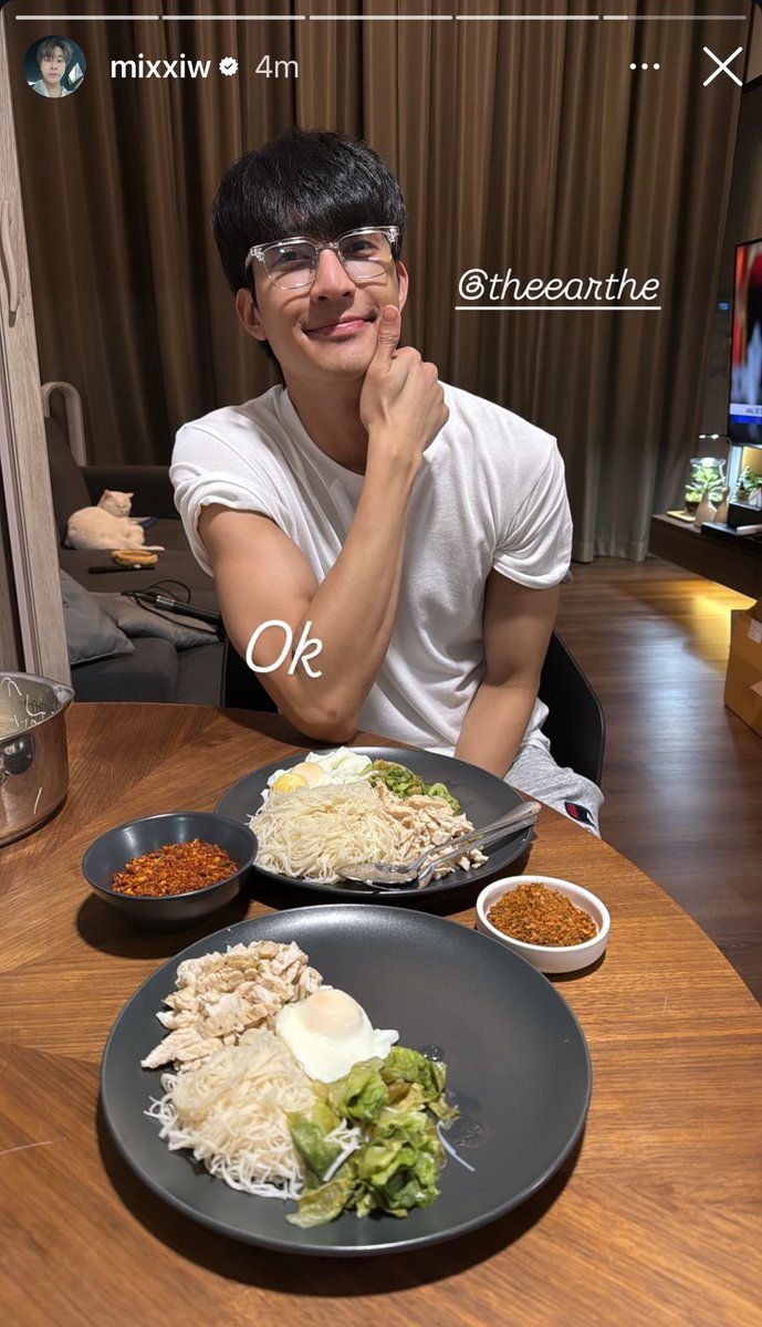 YILOVEY's tweet photo. แคปหมดละค่ะ ลงสตอรี่ต่อไปได้เลย 🤣😆 #หมี่ไก่ฉีกจะไปสู่หมี่คนไปหาถึงบ้านได้ยังไง #เอิร์ทมิกซ์ #EarthMix #Earthpirapat #mixxiw @Earth_Pirapat @wixxiws https://t.co/B2iEmd6fs2
