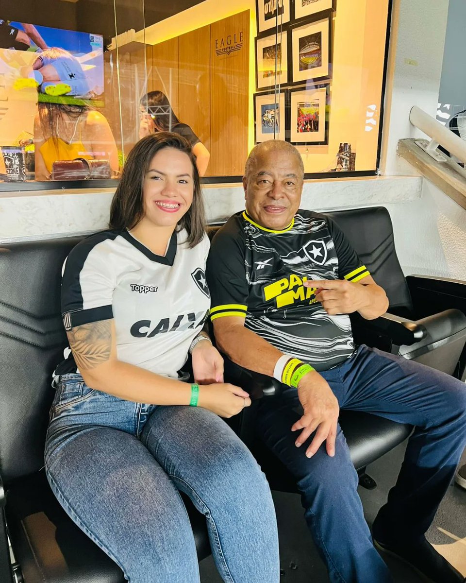 RebecaLBfr's tweet photo. O dia que eu pude assistir o jogo do Botafogo ao lado do nosso ídolo jairzinho e comemorar os gols com o nosso boss, nosso textor. 
Um sonho que parecia impossível, um convite irrecusável e uma noite inesquecível!!
Obrigada Deus! https://t.co/DGKUGCfzPu
