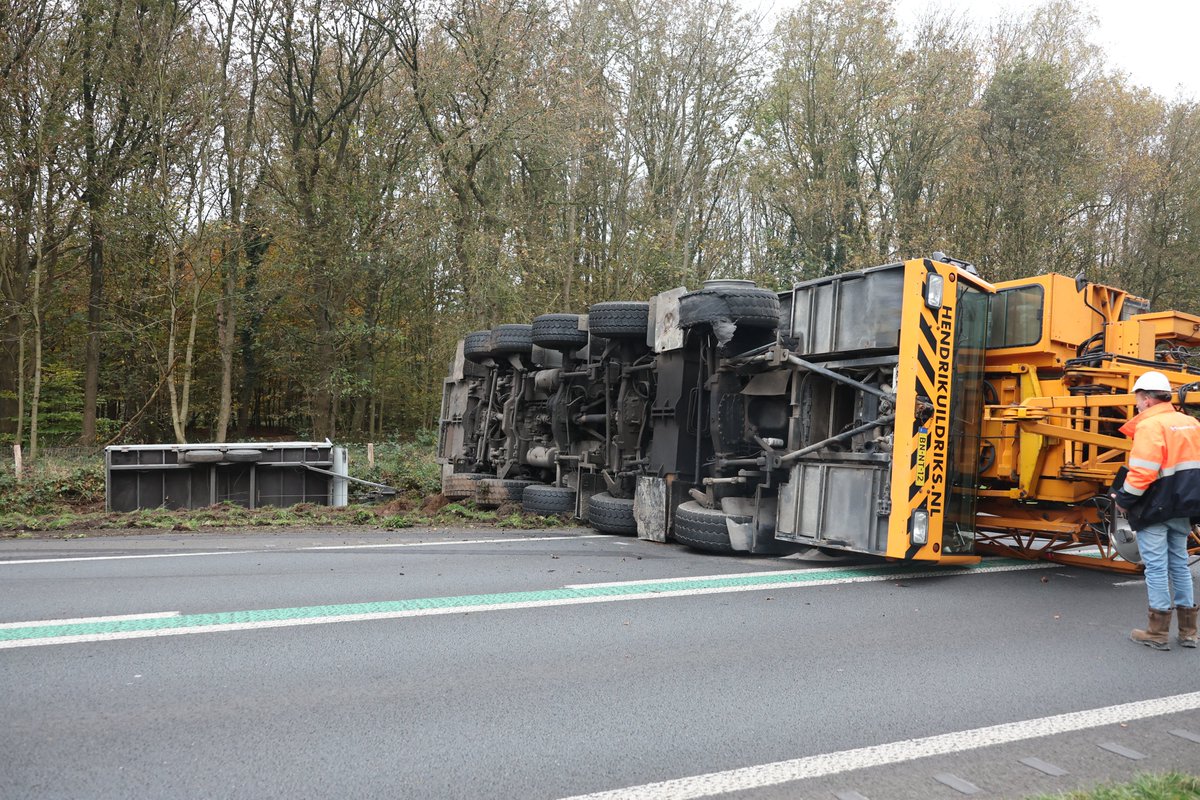 Hijskraan kantelt na klapband op N34 bij Schipborg
