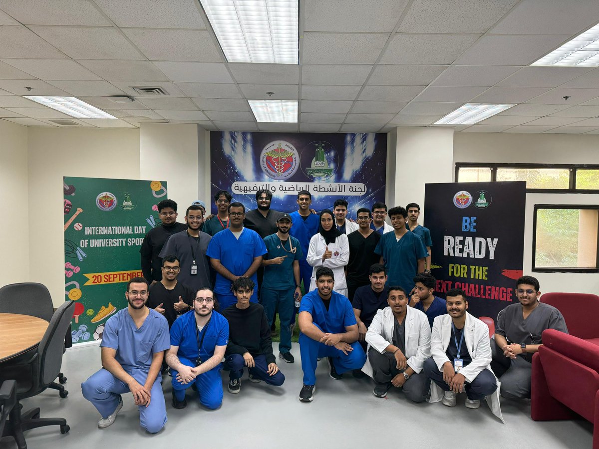 ضمن الانشطة الطلابيه لكلية الطب للفصل الدراسي الاول للعام الاكاديمي ١٤٤٦، افتتح سعادة عميد كلية الطب أ.د. عمر سعاده الدورة الرياضية والترفيهيه بالكلية بحضور وكلاء واعضاء هيئة التدريس بالكلية، يذكر ان هذه الدورة بإشراف وحدة الانشطه الطلابيه بكلية الطب .