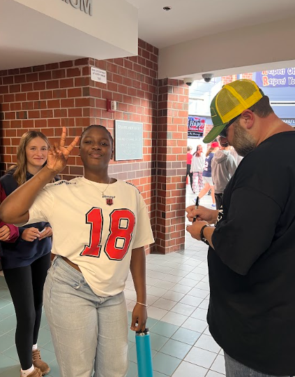 NortonMiddle's tweet image. Fantastic visit from @MachineJG from Nat Geo American Chainsaw. Motivated kids to chase their dreams, dream big and never give up! Great message for our grade 8 students as we prepare them for High School and well beyond. Kids were great! #NMSLancersLEAD