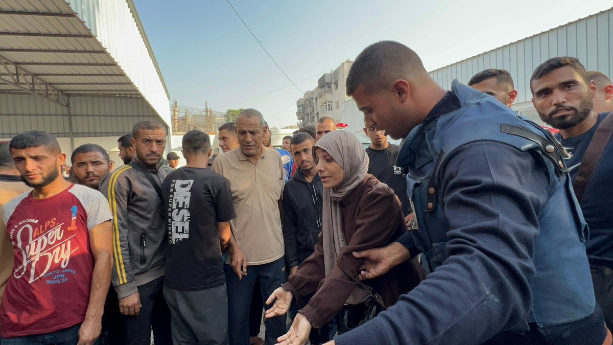 I arrived at the bombed location to find my aunt screaming in pain over her dead children, I had to pull myself together to try to comfort her .