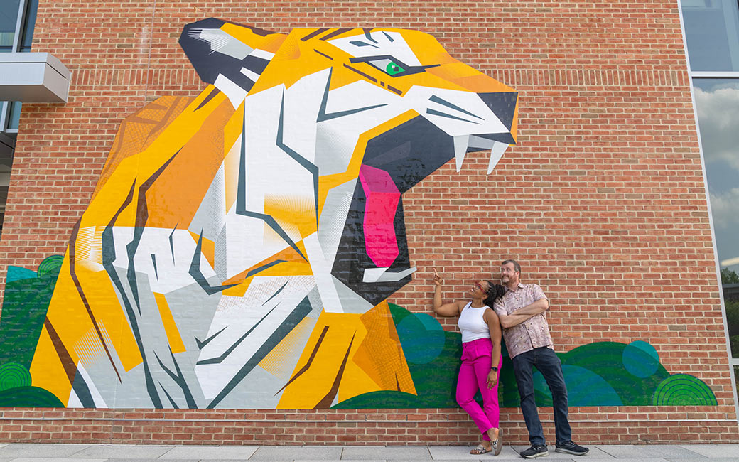 When two new large-scale murals were installed on Townson University campus this summer, they instantly inspired cross-campus pilgrimages and thousands of Instagram likes.🌟😊 #PublicArt #CampusLife
bit.ly/3UHsWyZ