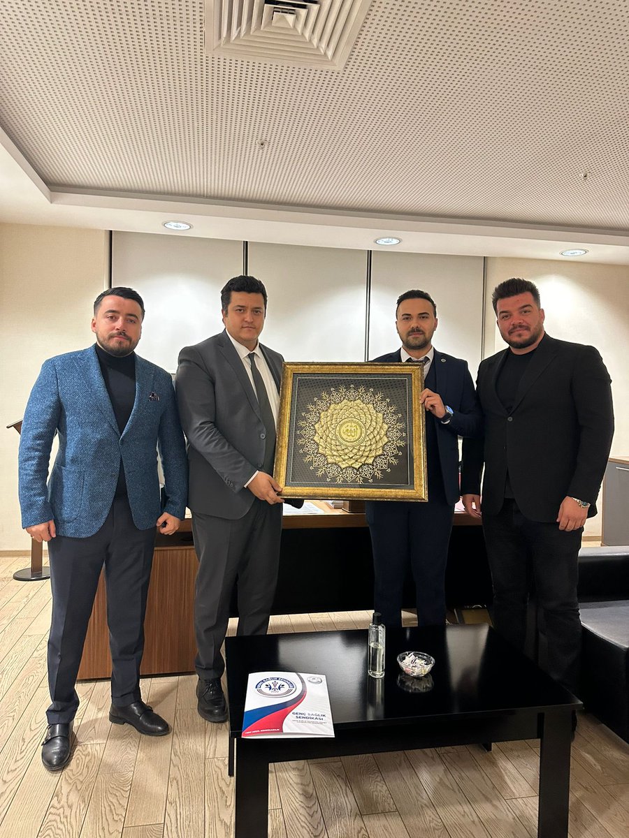 osmkya06's tweet photo. Aile Hekimliği Sözleşme ve Ödeme Yönetmeliğine dair yönerge önerilerimizi;
Sağlık Bakanlığı Halk Sağlığı Genel Müdür Yardımcısı Sn. Dr. Erdoğan KOCAYİĞİT‘e teslim ettik.

Sn. Dr.Erdoğan KOCAYİĞİT ile kısa süre içerisinde ilan edilmesini istediğimiz göstergelere ilişkin sahanın beklenti ve taleplerini ilettik. 

Aile hekimlerimizin ve aile sağlığı çalışanlarımız revize edilmesini istediği hususlar hakkında istişarelerde bulunduk.  
Tüm talep ve önerileri dikkatle dinleyen,
Sn. Erdoğan’a nazik yaklaşımları ve misafirperverliği için teşekkür ederiz.