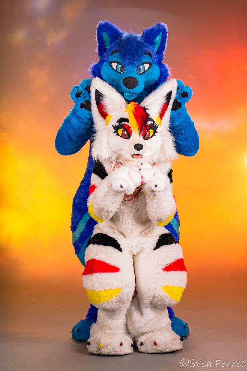 Watch out for this evil duo! 
📸: @/SvenFennec
#furry #furries #furryfandom #furrycommunity #fursuit #fursuiter #Furpocalyspe #Furpoc #foryoupage #fyp