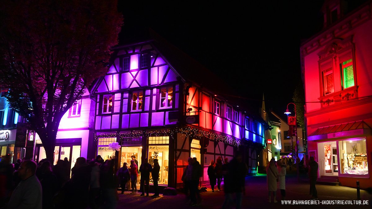 Tradition trifft Farbenfreude: Wenn das Fachwerkhaus plötzlich zur Regenbogen-Ikone wird, weiß man – hier leuchtet nicht nur die Geschichte! 🌈🏠#RecklinghausenLeuchtet 

Ich zieh´ das jetzt bis zum Ende des Events durch mit dem täglichen Foto.