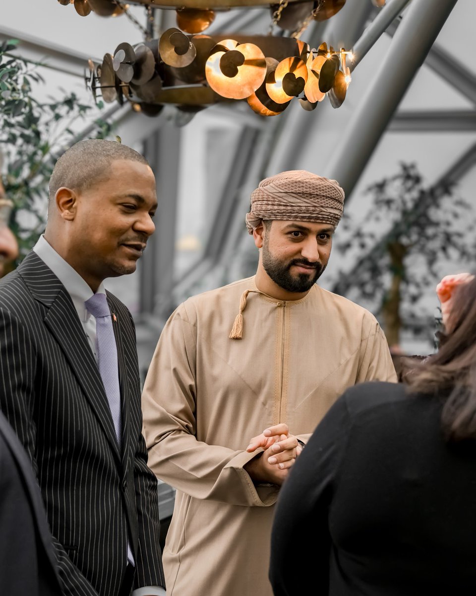 OmanEmbassyRU's tweet photo. *الدبلوماسية الاقتصادية: في إطار تشجيع ودعم المؤسسات الصغيرة والمتوسطة، شارك سفير سلطنة عُمان المعتمد لدى روسيا الاتحادية في فعالية تدشين العلامة التجارية العطرية *OMANLUXURY* في روسيا الاتحادية. كل التوفيق لمشروع *OMANLUXURY* في تحقيق النجاح والتوسع الأكبر في الأسواق العالمية. https://t.co/ick2N6iezO