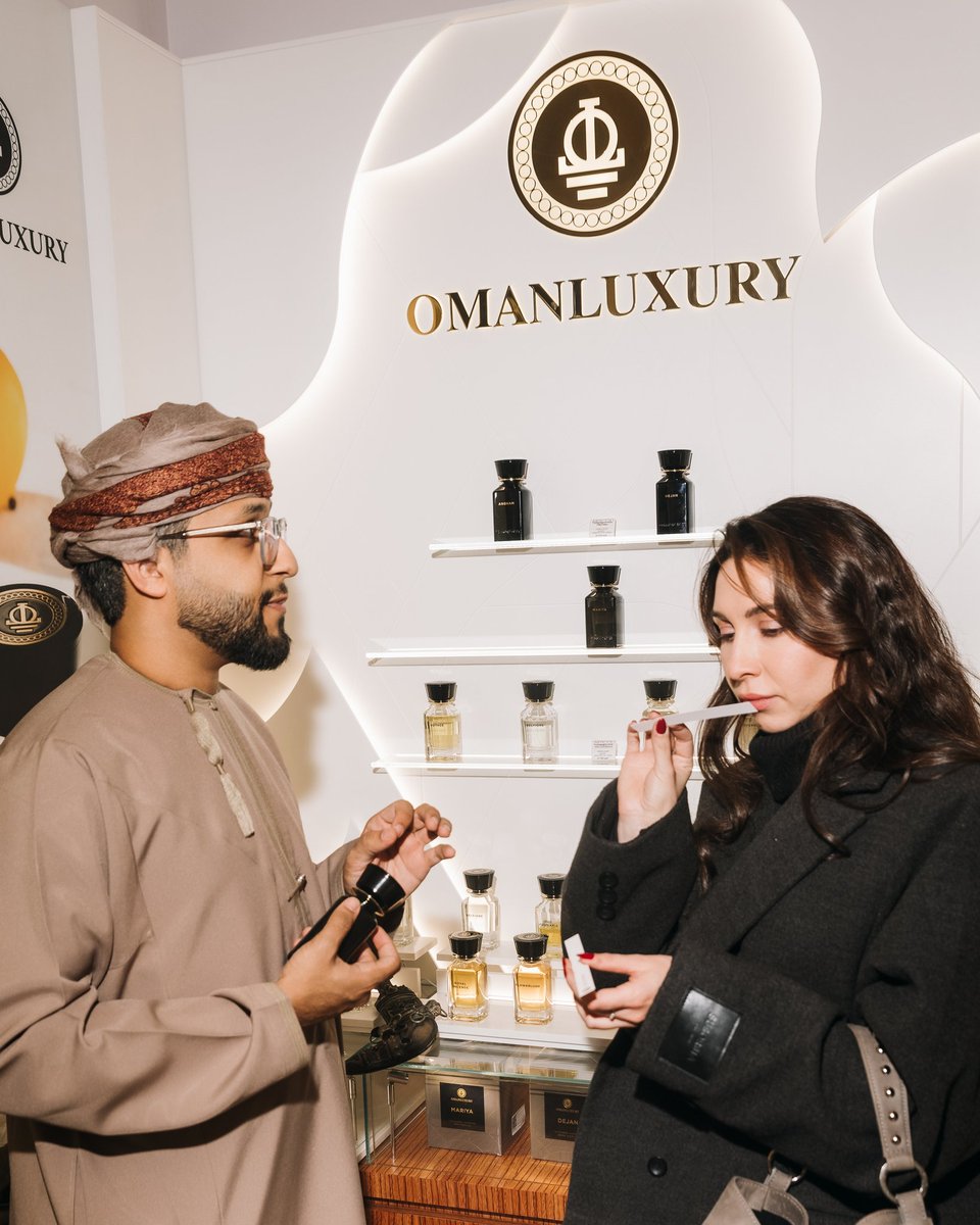 OmanEmbassyRU's tweet photo. *الدبلوماسية الاقتصادية: في إطار تشجيع ودعم المؤسسات الصغيرة والمتوسطة، شارك سفير سلطنة عُمان المعتمد لدى روسيا الاتحادية في فعالية تدشين العلامة التجارية العطرية *OMANLUXURY* في روسيا الاتحادية. كل التوفيق لمشروع *OMANLUXURY* في تحقيق النجاح والتوسع الأكبر في الأسواق العالمية. https://t.co/ick2N6iezO
