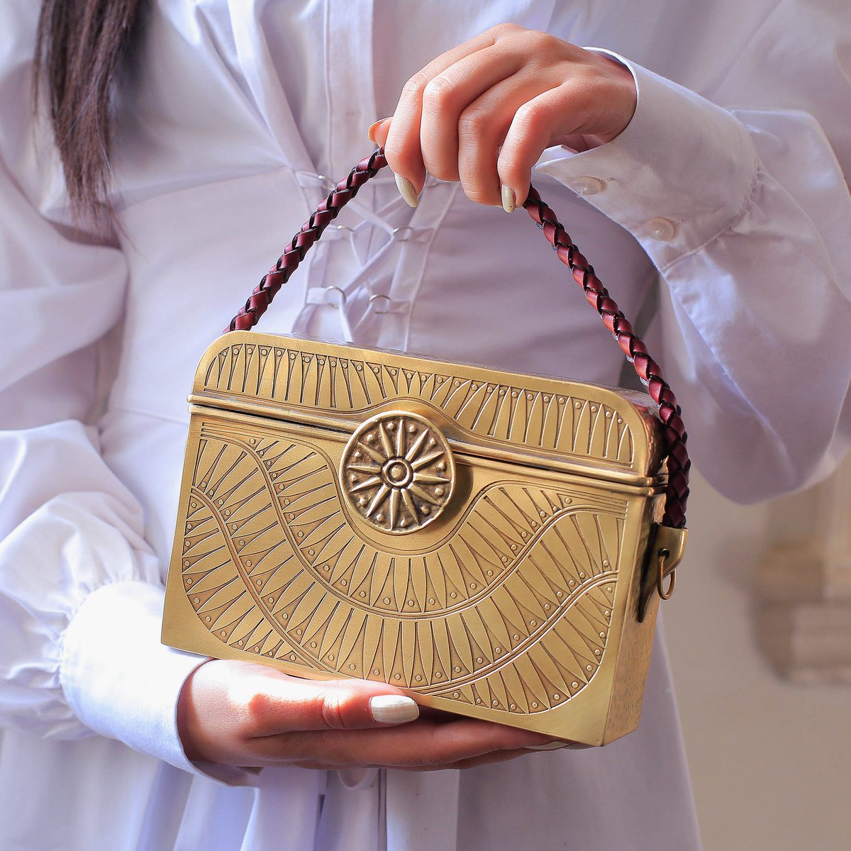 SamiAmindesigns's tweet photo. Designed fashionably just for you, Shams brass bag available in all our showrooms and online.
Order it now!
https://t.co/rJoI4B28z8
#SamiAminDesigns #ShamsNewClassic #NewClassicCollection #GenuineLeather #RemovableStrap #Brass #Handmade #Handbag #ArtPiecesToWear https://t.co/YWA1BsbDNO