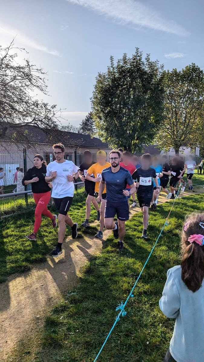 #fetedelascience et Cross. Les collégiens ont accueilli les CM de notre secteur pour une matinée scientifique (maths,SVT, Phy-Chimie, techno et documentation). L'après midi toute la communauté a participé au traditionnel CROSS.
<a href="/DSDEN55/">DSDEN55</a>